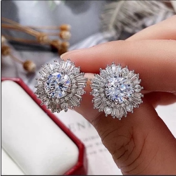 🪩🪩🪩Simulated diamonds & CZ White gold plated Cluster baguettes Amazing earrings - Picture 4 of 10